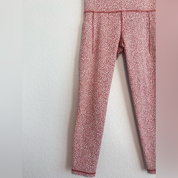 Athleta Salutation Stash Pocket Textured 7/8 Tight Leggings in Micro Cheetah - Picture 3 of 11